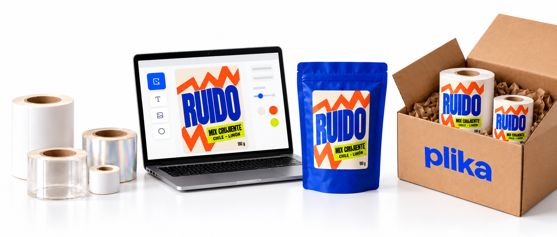 Rollos de etiquetas, diseño RUIDO en una computadora, bolsa azul etiquetada y caja PLIKA con rollos impresos. Visualización del proceso.