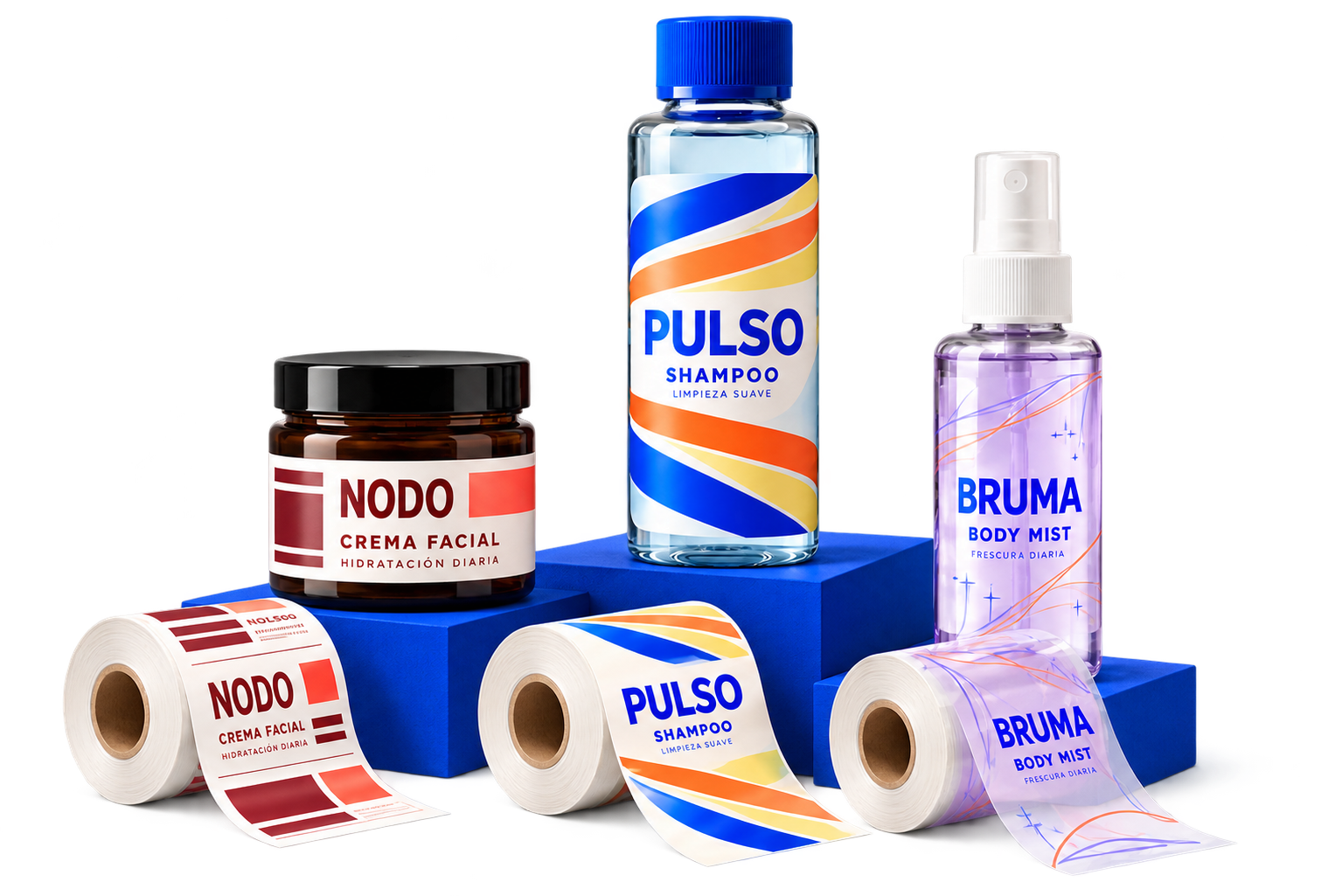 NODO, PULSO y BRUMA con sus etiquetas aplicadas y rollos impresos sobre pedestales azules.